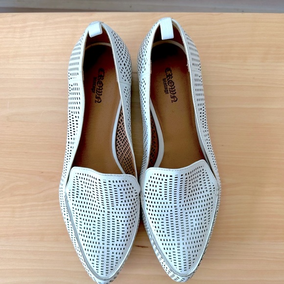 Shoes - ✨🎊HP✨🎊.  NWOT! Crown Vintage Venetia White Leather Perforated Loafer